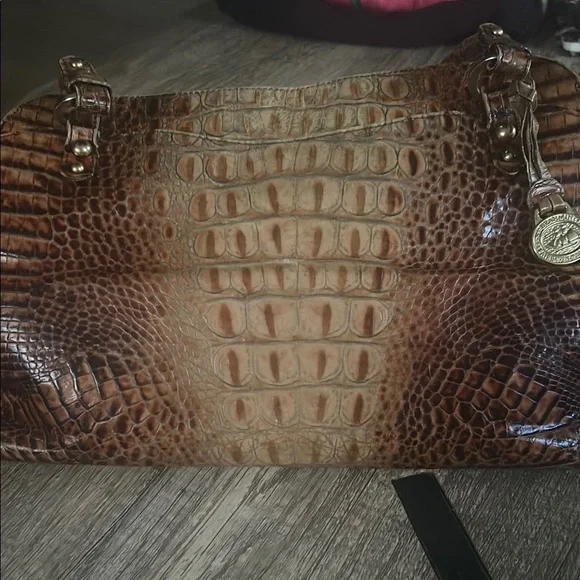 Elegant Crocodile-Embossed Brown Shoulder Bag - Picture 1 of 5